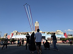 國軍8日進行國慶大會全兵力空中操演，空軍雷虎小組5架勇鷹高教機噴彩煙飛越總統府上空，許多民眾專程前往總統府前觀賞。