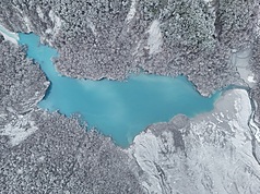 圖為空拍監測馬太鞍溪堰塞湖狀況。(林業及自然保育署花蓮分署提供)
