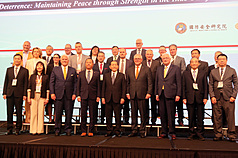 國防院8日舉行「2025台北安全對話」，國防院董事長霍守業（前排中）、國防部副部長柏鴻輝（前排左
4）與澳洲前總理莫里森（前排右4）等人合影。