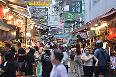主計總處8日發布9月消費者物價指數(CPI)年增率為1.25%，不只連續5個月低於2%的通膨警戒線，更創下110年4月以來、4年半最低水準。圖為台北市西門町商圈小吃攤人潮。