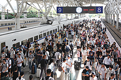 中國「十一」長假最後一天，長三角鐵路迎來返程客流最高峰，當日預計發送旅客370萬人次。圖為10月8日，江蘇南京，旅客們在火車站出行。 
（中新社提供）