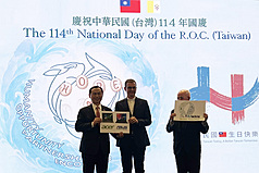 駐教廷大使賀忠義（左）8日在國慶酒會中代表台灣政府，援助維洛納（Verona）鮑思高慈幼會電腦設備，幫助孩童降低數位落差。