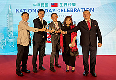 駐印度代表處8日晚間在新德里舉辦國慶酒會，印度貴賓、媒體及台商應邀出席。駐印度代表陳牧民（中）率眾為中華民國慶生。