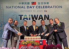 駐胡志明市辦事處處長韓國耀（中）在8日的國慶酒會上，邀請越方代表越南商工聯合會副主席武新城（左3）以及多位台商代表共同切下中華民國114年的生日蛋糕。