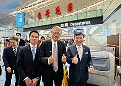 日華議員懇談會（日華懇）會長古屋圭司上午率團赴台參加雙十國慶，駐日代表李逸洋（右）到羽田機場送行。左1為眾議員、自民黨青年局長代理、國際部長平沼正二郎。