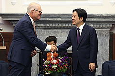 PD
賴總統接見台北安全對話與會外賓（3）
總統賴清德（右）9日在總統府接見「2025台北安全
對話」與會外賓，與澳洲前總理莫里森（Scott 
Morrison）（左）握手致意，歡迎訪團來台。
中央社記者王騰毅攝  114年10月9日
