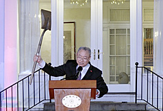 駐美代表處8日舉行雙十晚會。駐美代表俞大(水雷)致詞時重申自己家園自己守衛，並高舉鏟子強調台灣韌性。