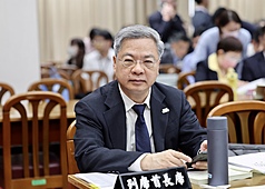 經濟部長龔明鑫表示，以能源安全來說，目前會以落實2027年安全存量14天目標優先。
