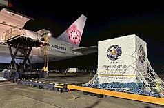 中華航空第6度榮膺載運國家人造衛星赴美任務，於8日晚間協助國家太空中心（TASA）載運「福爾摩沙衛星八號」首顆衛星至美國洛杉磯機場。
（中華航空提供）