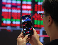台積電衝1460元新天價 台股創新高站上27500點。示意圖。