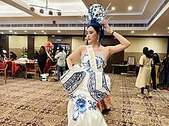 台灣小姐選美出身的鄭珊汶代表台灣赴印度參加世界魅力夫人（Mrs. Glam World）總決賽，在國服比賽部分，特別將青花瓷圖案融入改良式旗袍，巧思驚豔全場。（鄭珊汶提供）