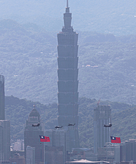 PD
雙十國慶　國旗機隊飛越台北市區上空（3）
雙十國慶大會10日盛大登場，國旗機隊吊掛巨幅國旗
飛越台北101大樓前。
中央社記者趙世勳攝　114年10月10日
