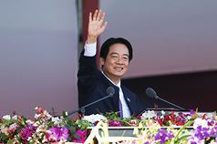 總統府前國慶大會10日登場，賴清德總統發表演說前，揮手向大眾致意。