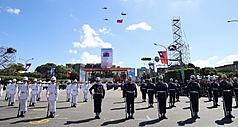 114年國慶大會10日在總統府前登場，1架CH-47SD契努克運兵直升機吊掛巨幅國旗，由2架UH-60M黑鷹直升機伴飛，越過總統府前方廣場上空。