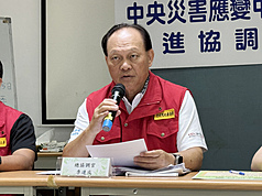 中央災害應變中心前進協調所總協調官季連成今天(10日)表示，電器公會、鴻海集團等30家企業捐贈超過3000台洗衣機、電冰箱等家電，下週起由經濟部統籌發放給受災嚴重的光復鄉7個村落，以中低收入戶優先。