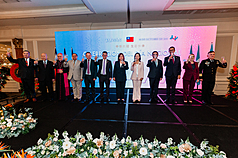 駐瓜地馬拉大使張俊菲（右5）與瓜國暫代理總統艾蕾拉（右6）、國會第一副議長狄加度（右4）、財政部長曼柯斯（右3）、衛生部長巴諾雅（左6）、瓜國代理外長拉米雷斯（右2）及僑務諮詢委員陳祖建（左2）、台灣商會會長邱錦富（左1）8日在國慶酒會上共同祝酒。
（駐瓜地馬拉大使館提供） 