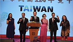 駐印尼代表處7日舉辦114年國慶酒會。駐印尼代表洪振榮（左3）與賓客舉杯，祝賀中華民國生日快樂。
（駐印尼代表處提供）