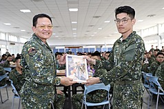 陸軍第十軍團指揮部指揮官李榮華（左）中將近日公開表揚贈帽的士官長陳保宏（右），並肯定所有投入救災任務的官兵辛勞。（陸軍第十軍團提供）


