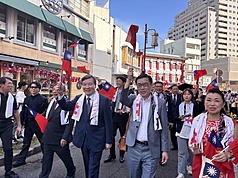 慶賀中華民國114年國慶，留日橫濱華僑總會10日在
橫濱舉辦表演及遊行，場面盛大。駐日代表李逸洋
（中）、駐橫濱分處處長范振國（右2）參與遊行。

