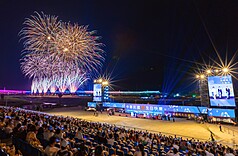 114年國慶焰火在南投，10日晚間盛大登場，施放焰
火4萬3千發，時間長達40分鐘。（南投縣政府提供）

