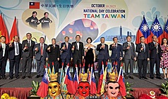 駐越南代表劉世忠（左7）伉儷、越南商工總會副主席黃光防（左6）、越南台灣事務委員會秘書長阮側柏（右6）、世界台灣商會名譽總會長李天柒（右5）、僑務諮詢委員蔡寵恩（左5）及洪志華（左4）等僑領10日晚間在台上舉杯共祝國慶，展現Team Taiwan精神。
