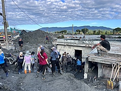 花蓮馬太鞍溪堰塞湖9月23日溢流釀災，內政部14日表示，自當天至14日下午4時止，各部會及民間支援救災出動人力計11萬餘人次，各式機具與車輛近4萬，也有大量志工團體投入復原工作，展現全社會防衛韌性。