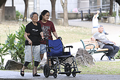 東北季風減弱，北部氣溫回升，高溫約27到29度。

