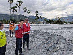 花蓮馬太鞍溪堰塞湖溢流釀災，災區農田大面積受損、灌溉系統也受到嚴重堵塞，農業部長陳駿季
（右）11日到災區查看受損農田現況。