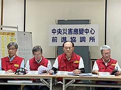 馬太鞍溪堰塞湖潰流釀災，中央前進協調所總協調官季連成（右2）12日在記者會表示，水位探測淤泥嚴重但不足以影響下游安全，目前河川疏濬超前，堤防鞏固2860公尺，撤離計畫確認、實際演練後，才解除紅色警戒。
