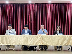 台北市副市長李四川（右2）說，他代表北市府向新壽提出是否共同合意終止契約，13日也會正式發
公文給新壽，請大膽提出不受質疑背信的條件，方案合理會編列預算送議會審查。