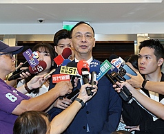 國民黨主席選舉前夕，在選前之夜黨內傳出一份民調，黨主席朱立倫（中）表示，黨中央從未做過任何內參民調，相關流傳都不是事實。資料照片。