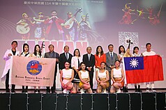 僑委會邀請「當代樂坊」國慶文化訪問團，11日在巴西聖保羅盛大演出，以藝術搭起文化外交橋樑，讓世界看見台灣。
