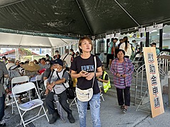 行政院災後慰助服務站自7日啟用以來，以一站式協助災民申辦各項補助與諮詢，統計至11日止，累計受
理慰助金申請3308件，12日完成階段性任務，自13日起，慰助金及綜合性諮詢服務將由行政院東部聯合服務中心接續辦理；其餘業務則回歸原各主管機關窗口。
