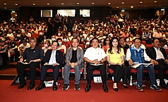 中國國民黨黨主席選舉候選人政見發表會12日在台北市議會B1禮堂登場，候選人張亞中（前左起）、蔡志
弘、羅智強、郝龍斌、鄭麗文與卓伯源都出席，尋求黨員支持。