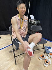 現年35歲的台灣羽球一哥周天成，12日在BWF北極羽球公開賽男單決賽，強忍腳底流血痛楚，以2比1擊敗泰國昆拉武特，完成2連霸。
（高敏珊提供）