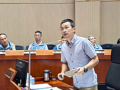 金門縣議會13日臨時會臨時動議議程有18名議員共同提案，建議立法院修正「離島建設條例」。無黨籍縣議員董森堡(前)表示，此次修正牽涉範圍廣泛，除應有更完整配套，中央與地方應蒐集更多民意，包括舉辦公聽會等較為妥適。