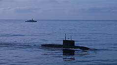 英國海軍巡防艦「鐵公爵」（後）於7至9日，連續72小時於英吉利海峽和北海伴航監控俄羅斯「基洛級」柴電動力攻擊型潛艦「諾沃羅西斯克號」（前）。（英國海軍提供）