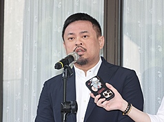 長榮航空空服員抱病上班返台離世引發關注。勞動部長洪申翰14日受訪表示，勞動部不會只聽公司一方之言，會與地方勞政單位深入訪談釐清事件，並呼籲長榮航空應誠懇面對基層員工聲音、好好與工會協商。


