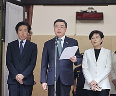 CD
撤離責任歸屬　卓榮泰：依法為地方政府權責（1）
花蓮馬太鞍溪堰塞湖釀災，撤離責任歸屬何方引發討
論，行政院長卓榮泰（中）14日受訪回應時，先引用
災害防救法規定指出，直轄市、縣市政府設直轄市、
縣市災害防救會報，核定各該直轄市、縣市地區災害
防救計畫，因此災害防救計畫是由地方核定。
中央社記者郭日曉攝 114年10月14日
