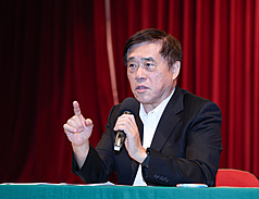 國民黨主席18日改選，候選人郝龍斌14日在台北舉行記者會，針對兩岸政策提出相關政見，呼籲中國大陸宣示「台灣不獨，大陸不武」。
