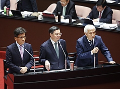 左起金管會主委彭金隆、行政院長卓榮泰、央行總裁楊金龍。
