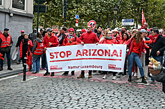 比利時14日全國大罷工，參與罷工遊行的民眾高舉「STOP ARIZONA！」布條，表達反對目前執政的亞利桑那聯盟（Coalition Arizona）。