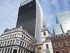 根據英國官方資料，陳志持有的倫敦金融城辦公大樓即位於圖中央的摩天大樓地標旁邊。