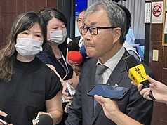 教育部長鄭英耀(右)15日在立法院受訪。