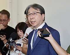 CD
藍主席選舉傳境外介選　國安局：逾半帳號非境內
國民黨主席選舉傳出境外勢力介選。國安局長蔡明彥
（右）15日在立法院接受媒體聯訪表示，國安局發現
TikTok約有1000多部影片討論黨主席選舉，另有約23
個Youtube帳號傳散200多部影片，這23個Youtube超過
一半以上定位皆在境外。
中央社記者張皓安攝　114年10月15日
