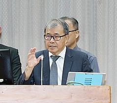 教育部長鄭英耀15日赴立法院教育及文化委員會進行業務概況報告。