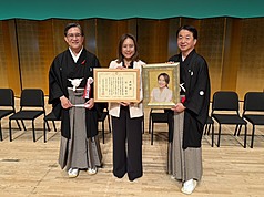 前台南市觀光旅遊局長郭貞慧（中）15日獲得京都市政府頒發「國際交流推進特別表彰」，由京都市長松井孝治（左）親自頒發。京都市議會日台親善議員連盟會長寺田一博（右）致贈西陣織師傅製作的肖像禮物。
（郭貞慧提供）
