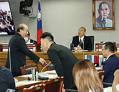 立法院長韓國瑜（後右）15日下午主持朝野黨團協
商。
