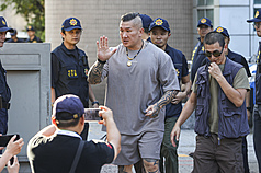 網紅「館長」陳之漢（中）日前在網路直播時喊斬首總統，15日前往新北地檢署複訊，檢察官訊後以涉嫌煽惑他人犯罪、恐嚇危害安全罪，諭知新台幣15萬元交保。 (圖：中央社)