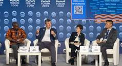 前美國國務院亞太副助卿藍墨客（Mark Lambert，左2）13日在捷克「公元兩千論壇」（Forum 2000）上表示，美國戰略必須包含堅實的「台灣戰略」，若中國封鎖台灣，全球經濟損失將以數兆美元計，歐洲也將受影響，「阻止中國停止擴張的方法，就是與各國團結起來」。